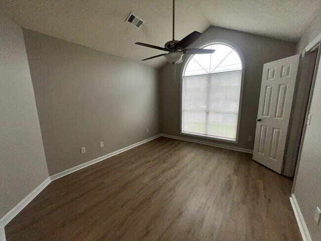 Foto del edificio - 6048 Buxton Dr