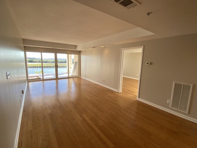 Building Photo - 3113 River Dr