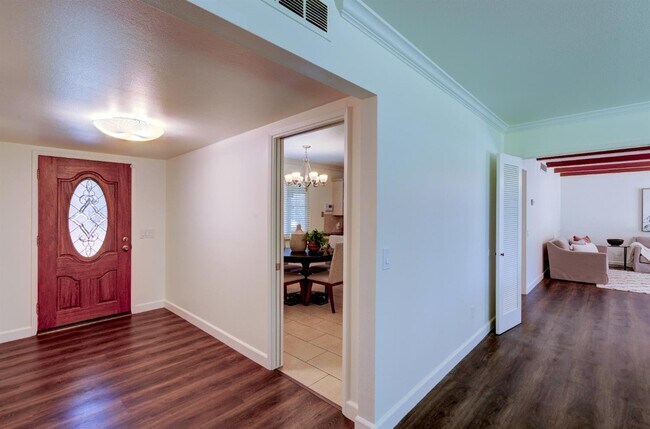 Foto del edificio - 2553 W Scott Ave