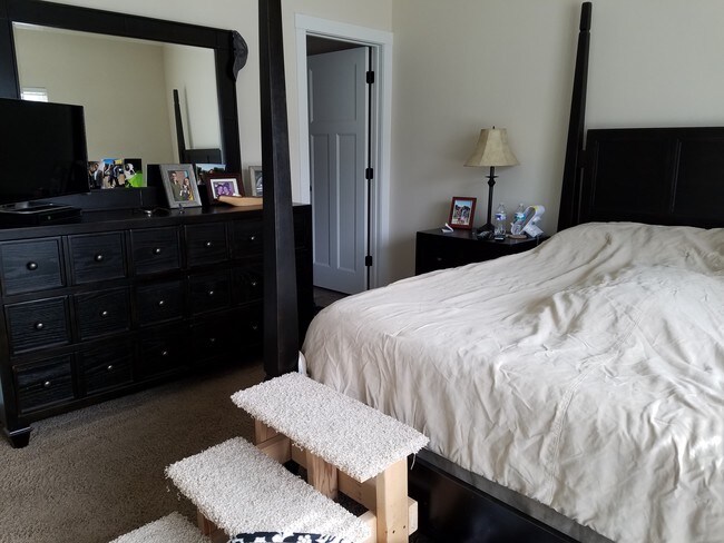 Dormitorio principal de la suite - 1834 Chelsea Ct