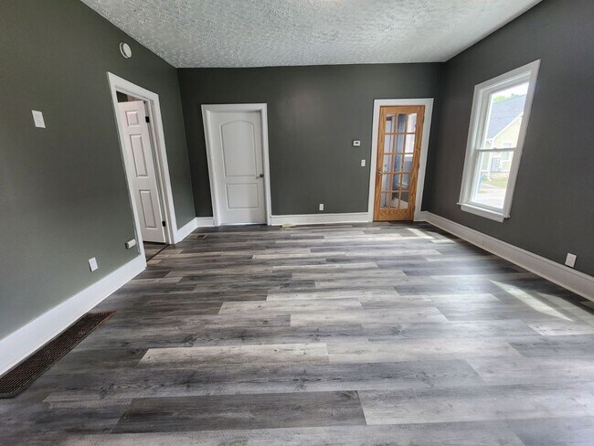 Building Photo - Three Bedroom Single Family Home!