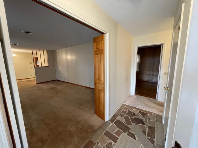 Building Photo - Large one level brick ranch home in Millig...