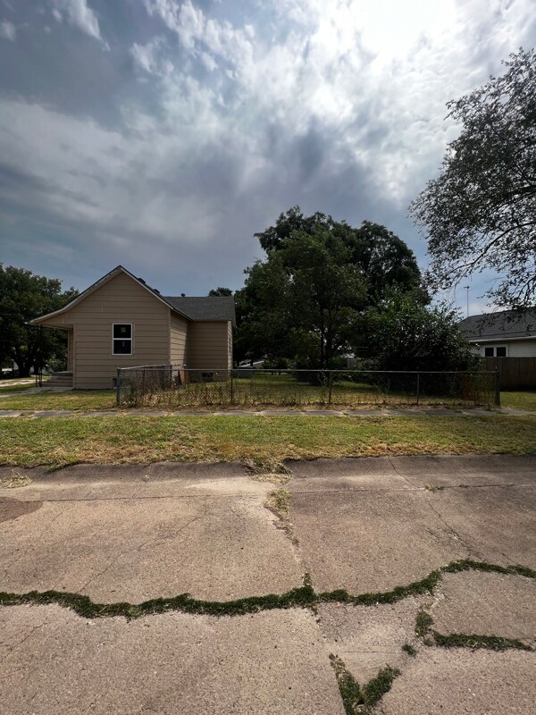 Foto del edificio - 823 N Blaine St