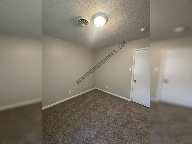 Foto del edificio - 1509 E Twin Lakes Dr