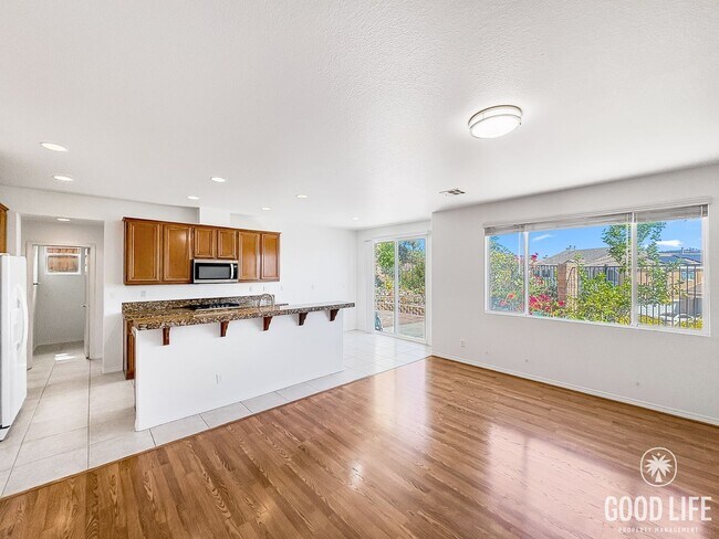 Building Photo - Stylish 4B/3BA Home with Upgraded Kitchen ...