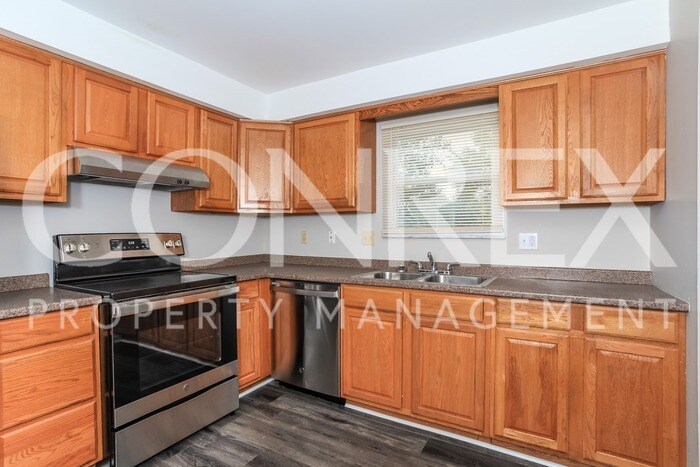 Building Photo - Gorgeous 3 Bedroom With Finished Basement