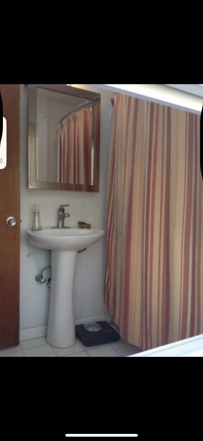 Building Photo - 128 N Putt Corners Rd