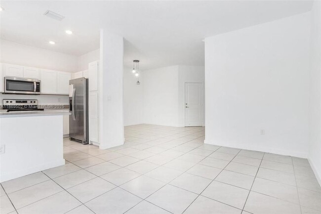 Building Photo - 3 bedroom in Miami Gardens FL 33169