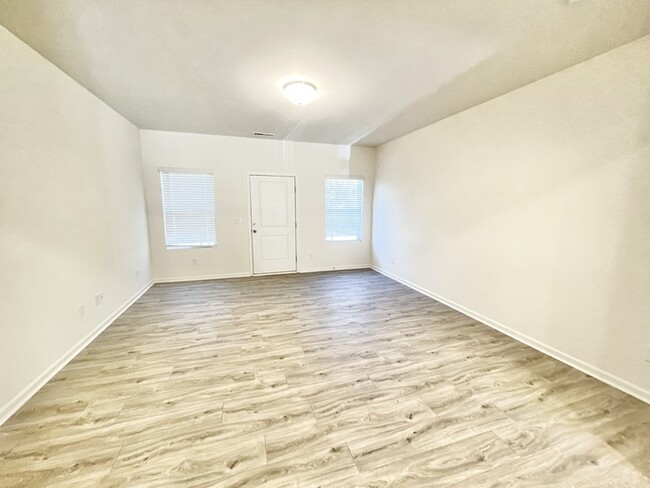 Building Photo - Charming 2 br townhome minutes from histor...