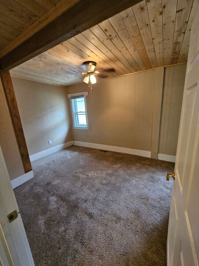Building Photo - Large 2bd 1 ba House with tons of storage