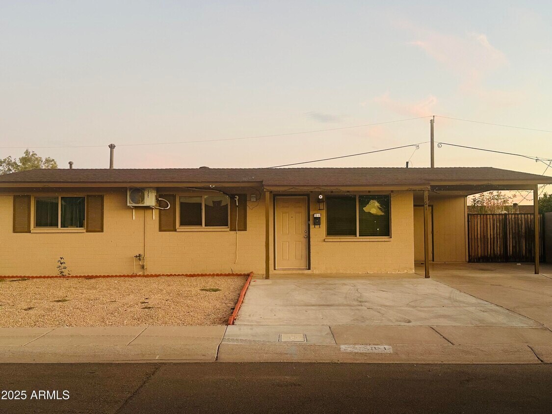 Foto principal - 161 W Holly Ln