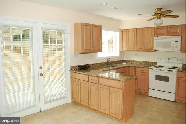 Building Photo - 2500 S Walter Reed Dr