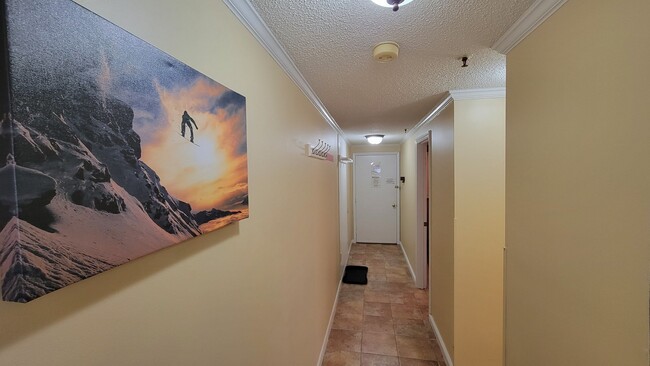 Building Photo - 10 Snowshoe Dr