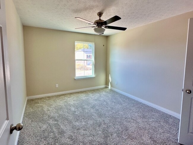 Building Photo - 202 Dixon Cir