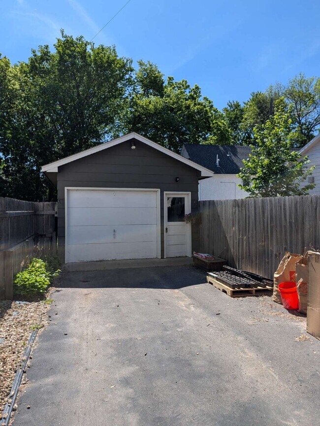 Foto del edificio - 3BR/2BA Northeast Minneapolis Home With Character, Privacy, and Room to Relax