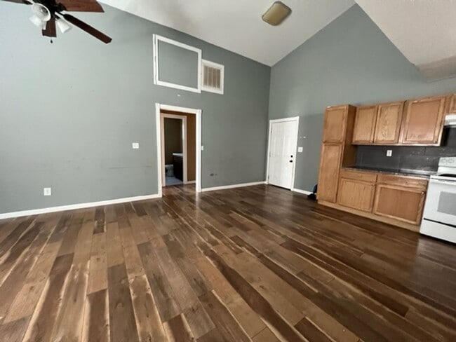 Building Photo - 2031 Family Ln.