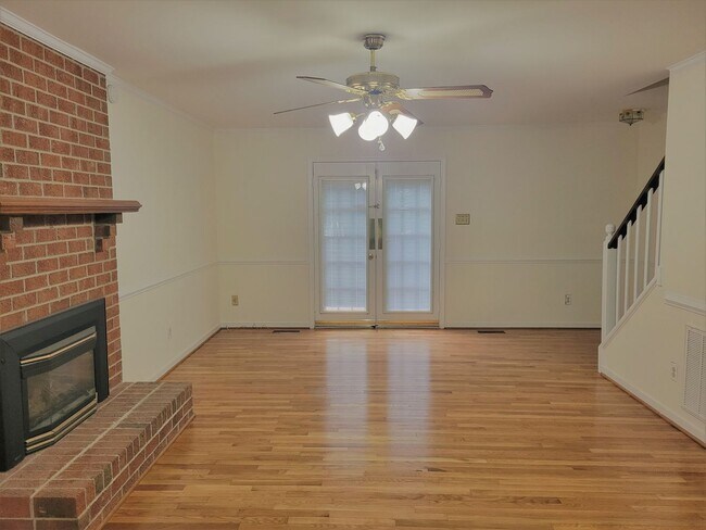 Building Photo - Spacious 3 bedroom 2.5 bath home in South ...