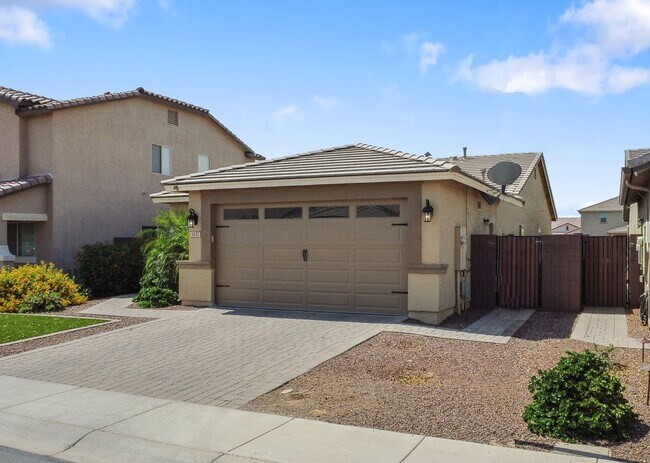 Building Photo - Beautiful 3 bedroom plus den!