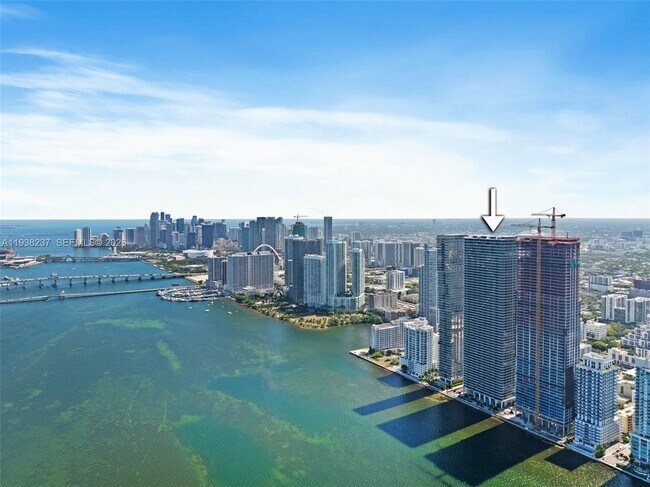 Foto del edificio - 700 NE 24th St