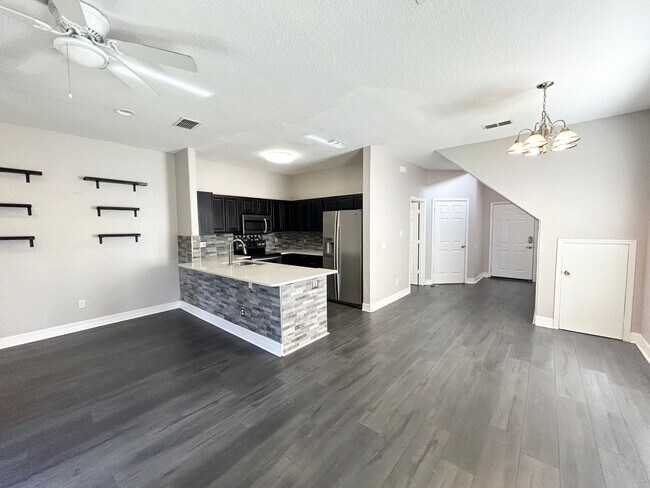 Building Photo - Beautiful 3/2.5 Modern Townhome with a Lar...