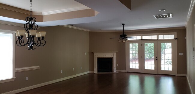 Foto del edificio - 3-bedroom brick home