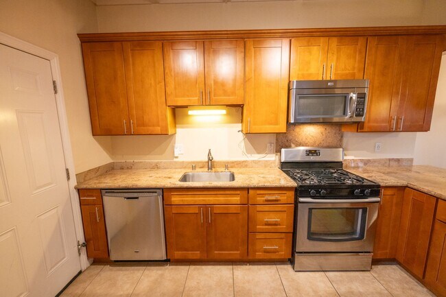Building Photo - Beautiful 3 bedroom, 2 bath home in Shore ...