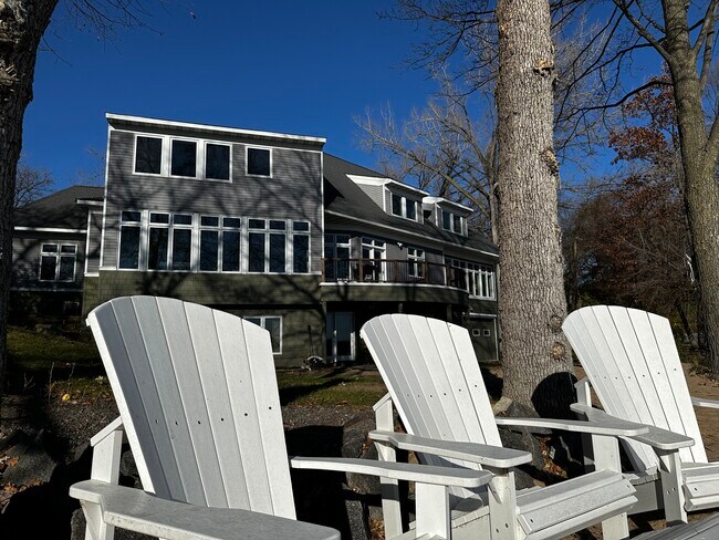 Foto del edificio - 5760 Oakview Ln N