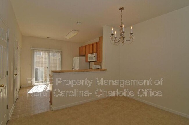 Foto del edificio - 8737 Wandering Creek Way