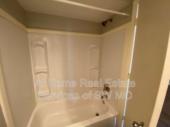 Foto del edificio - 1337 E Elm St