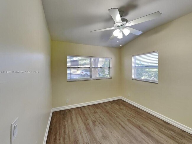 Foto del edificio - 3211 SW 64th Terrace