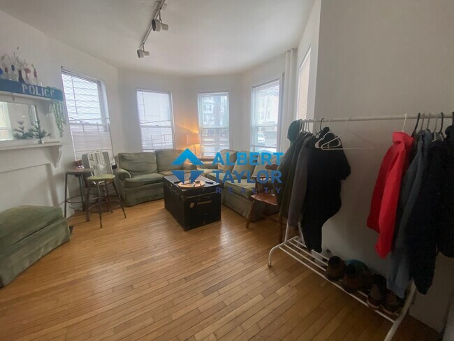 Foto del edificio - 10 Parker Hill Ave