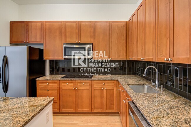 Building Photo - Luxury Top Floor 1BR/1BA Condo on 4th Street