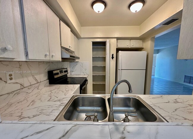 Foto del edificio - 7100 NW 16th St