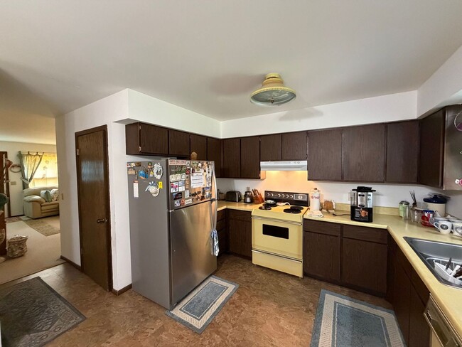 Building Photo - 2 Bed 1 Bath Side By Side Duplex in Port Edwards