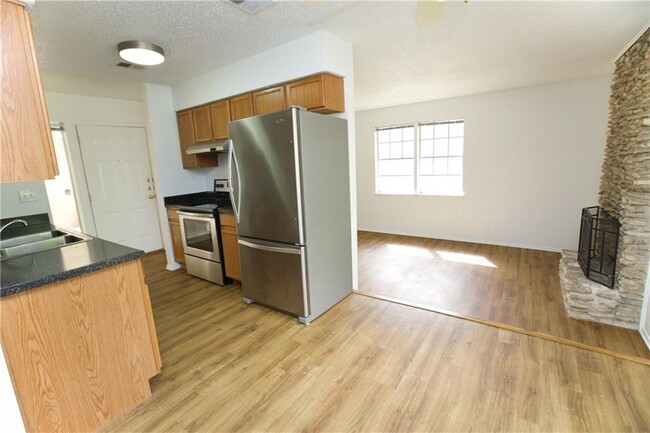 Building Photo - 8002 Sonnet Ave