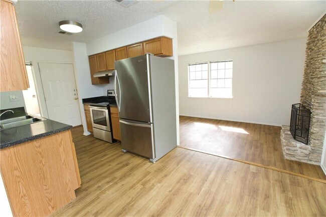 Foto del edificio - 8002 Sonnet Ave
