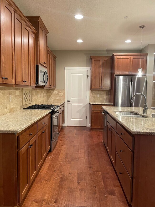 Foto del edificio - BEAUTIFUL LUXURY Style Townhouse with a gorgeous VIEW! Gated community in Camas! Top Rated Schools!