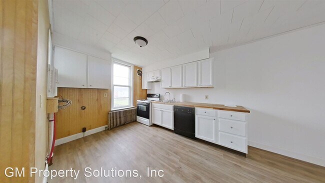 Building Photo - 3 br, 1 bath House - 608 N Railroad Street...