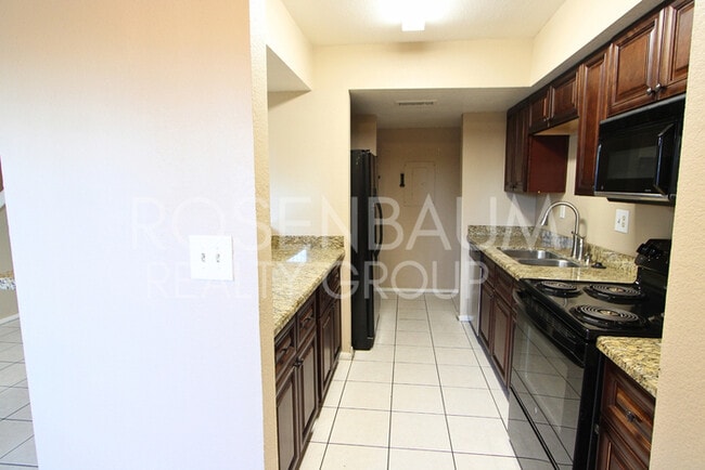Building Photo - Charming 2-bedrooms, 1.5-baths townhome in...
