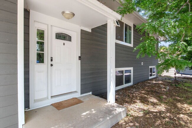 Foto del edificio - 4-bed, 2-bath, 1824 square foot home with ...