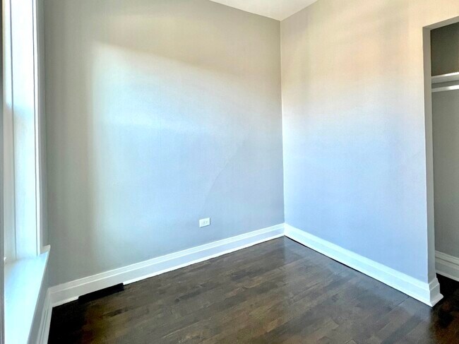 Foto del edificio - 2447 N Mozart St