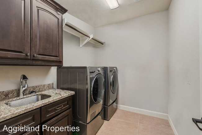Building Photo - 3 br, 2.5 bath House - 8200 Carters Cove