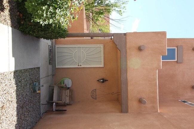 Foto del edificio - 1412 Stone Canyon Rd NE
