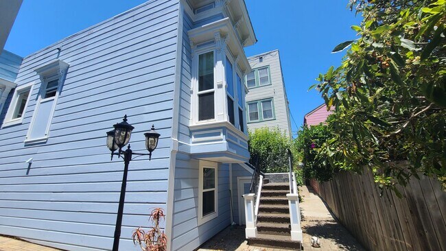 Foto del edificio - Updated top of the line Edwardian House in...