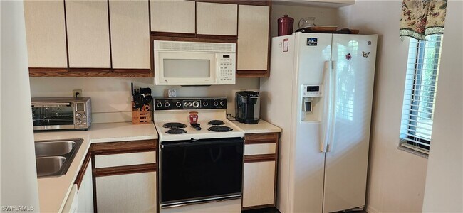 Foto del edificio - 228 Fox Glen Dr