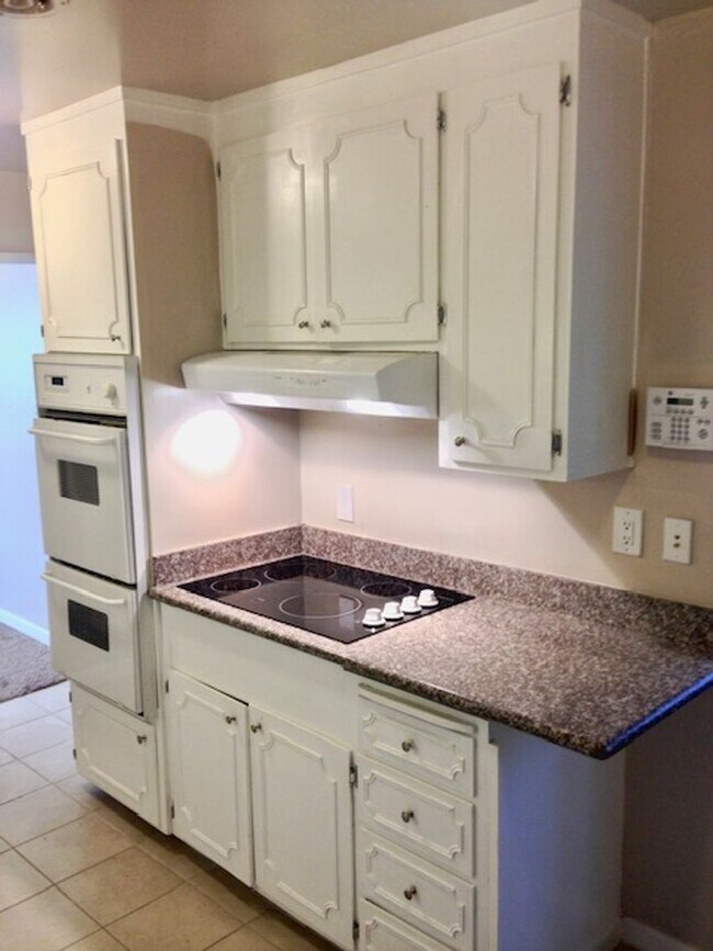 Foto del edificio - 3 bed 2 bath House with 2-Car Garage -- COMING SOON !!!