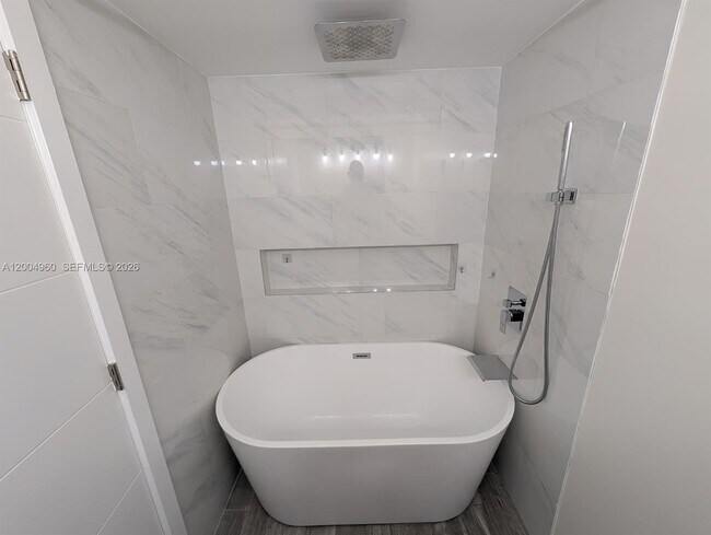 Foto del edificio - Southwest 113th Terrace, Pembroke Pines, FL 33025 - 2 BR 2 BA single-family home