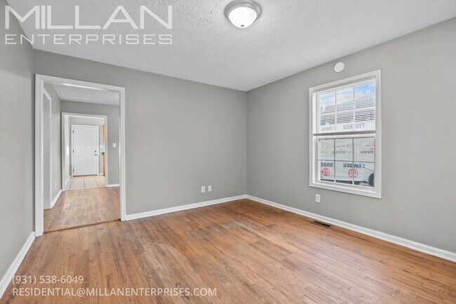 Foto del edificio - Charming Two Bedroom in the Heart of Clark...