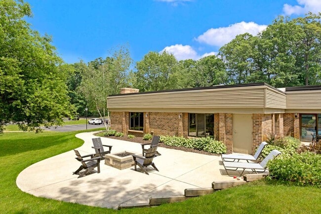 Outdoor Firepit - Glen Oaks East Apartments