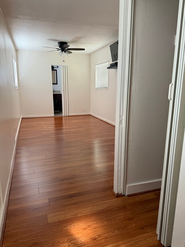 Building Photo - 812 W 55th St